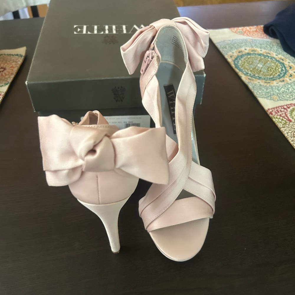 Vera Wang White Collection Pink Bow Heels